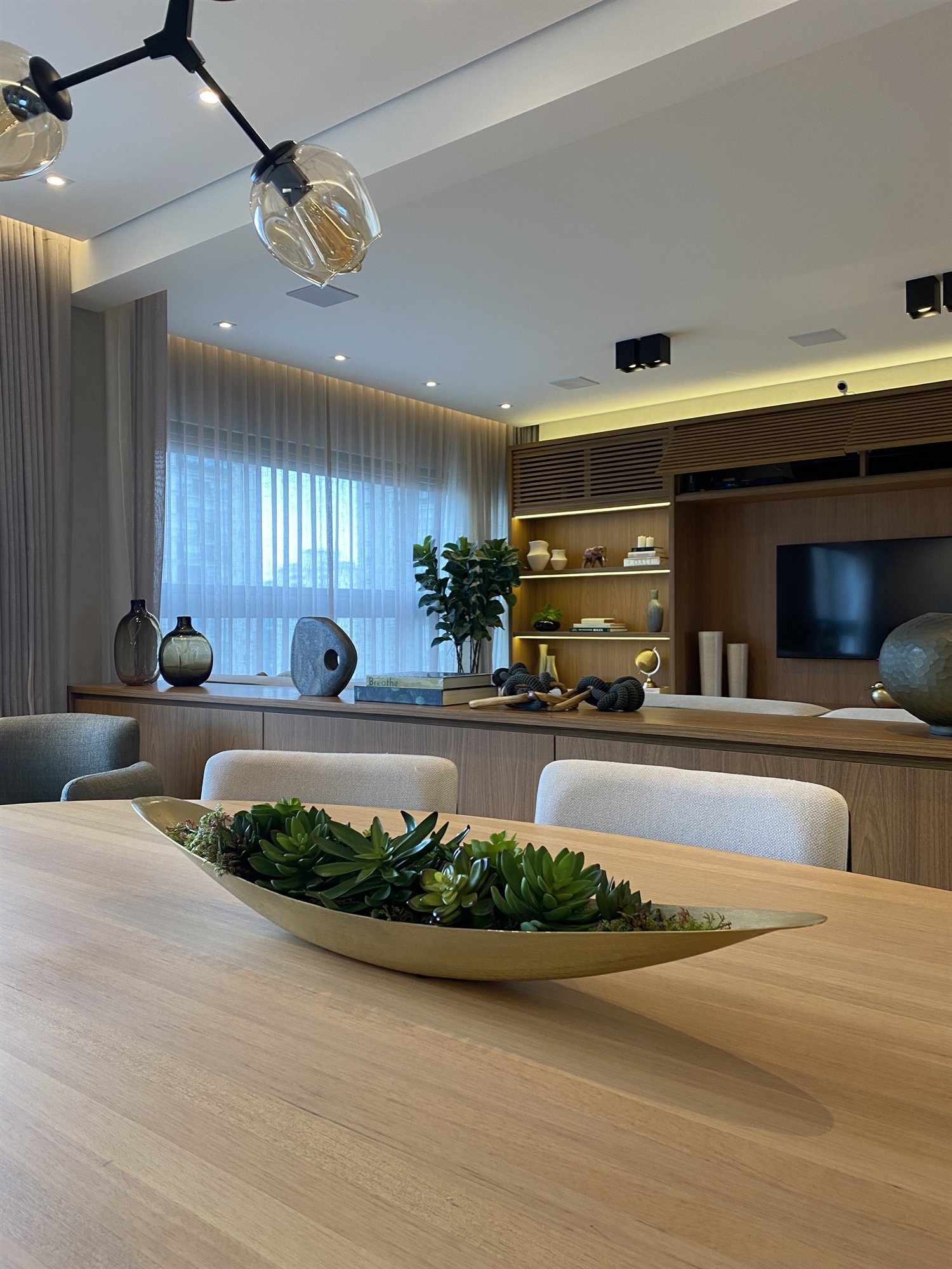 Projeto Vila Mariana: sala integrada com marcenaria planejada