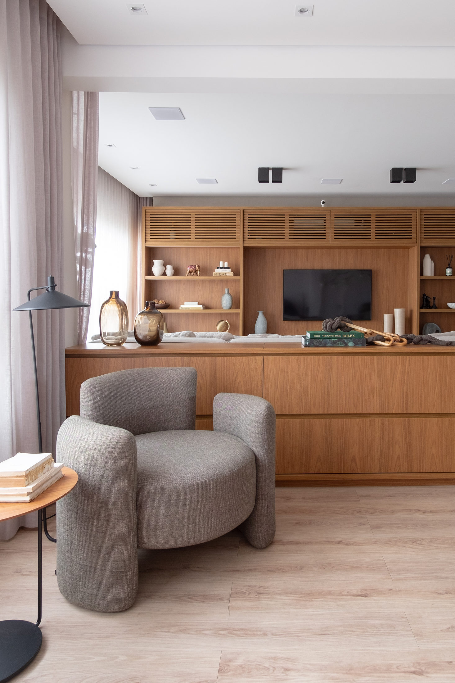 Projeto Vila Mariana: sala com marcenaria planejada